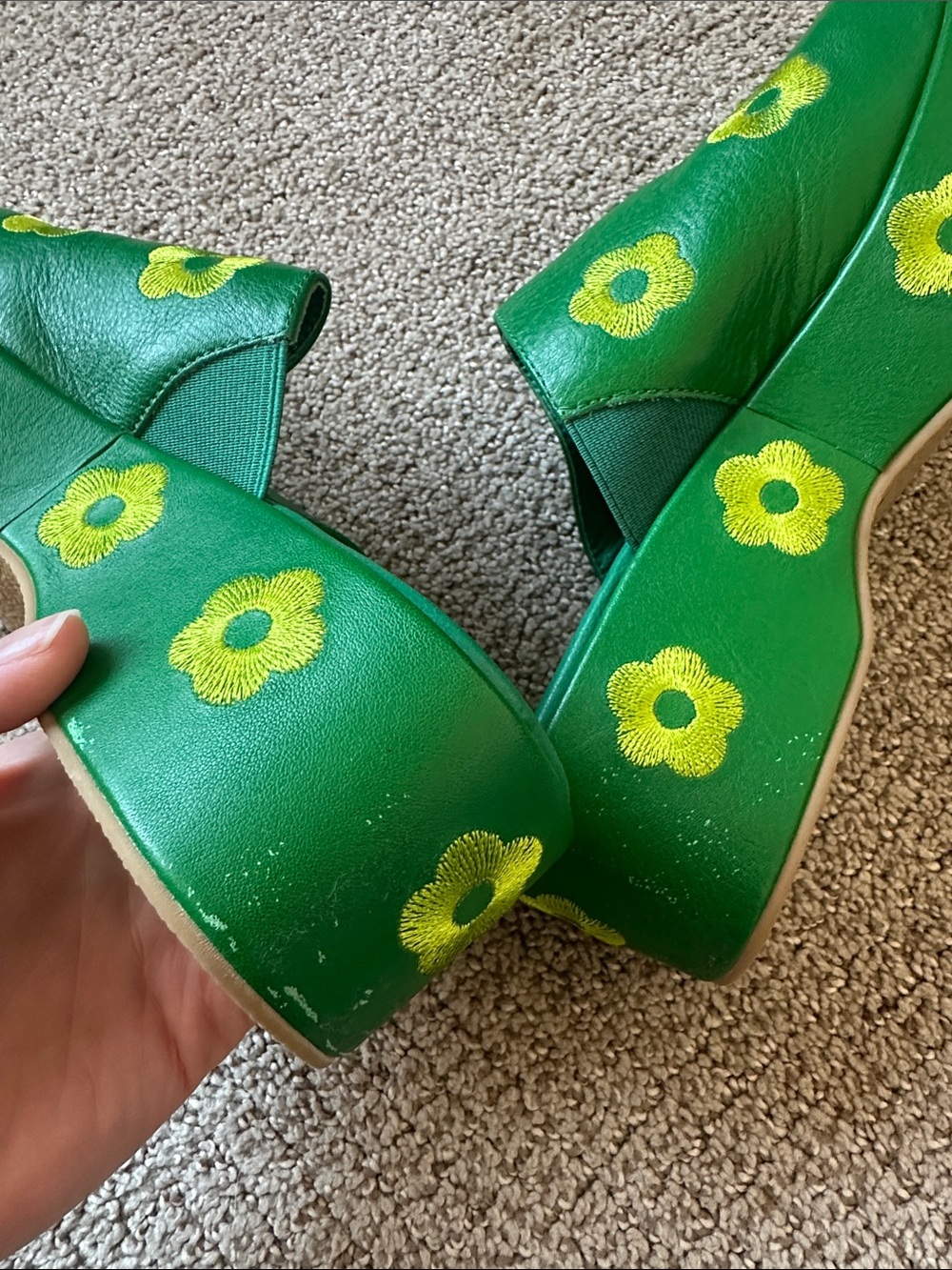 Lisa Says Gah Dakota clog in green daisy! - Picture 11 of 12